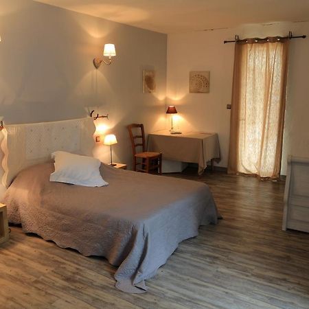 サン・ジル Mas D'Auzieres Bed & Breakfast エクステリア 写真
