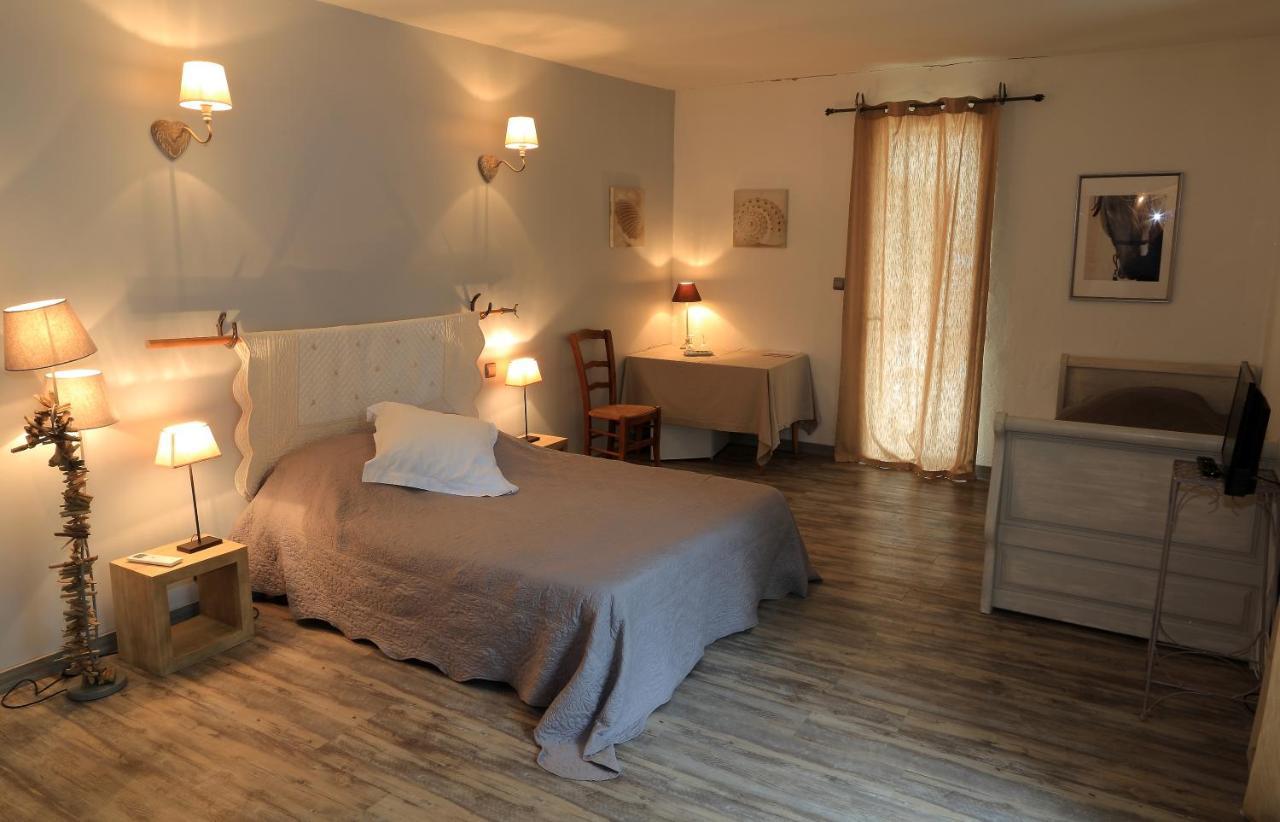 サン・ジル Mas D'Auzieres Bed & Breakfast エクステリア 写真