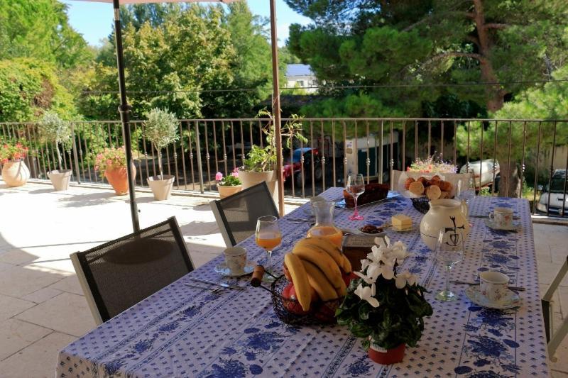 サン・ジル Mas D'Auzieres Bed & Breakfast エクステリア 写真