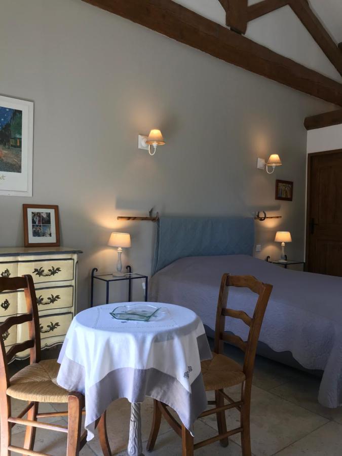 サン・ジル Mas D'Auzieres Bed & Breakfast エクステリア 写真